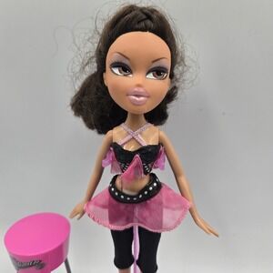 Bratz Doll YASMIN Dance Crewz 2009 MGA Entertainment Both Outfits Shoes & Stool